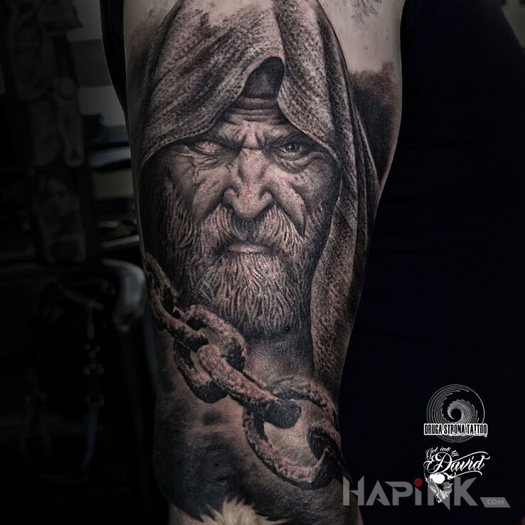 Tattoo Taki dziad sobie z łańcuchem in faces motif and realistic style on the upper arm