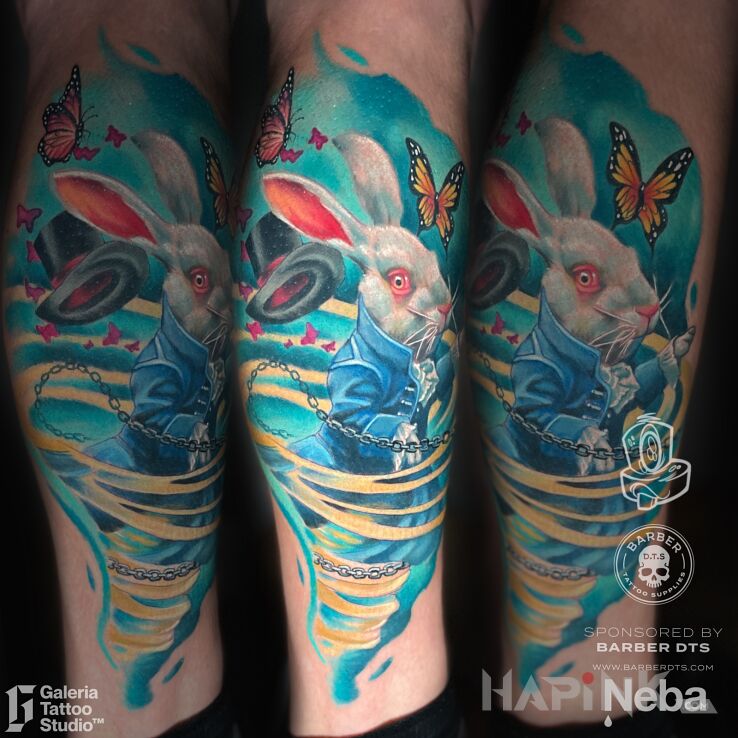 Tattoo Biały królik Alicja w krainie czrów in fantasy motif and surrealistic style on the leg