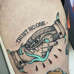 Tatuaż Oldschool Trust no one na ramieniu motyw: czarno-szare styl: graficzne / ilustracyjne