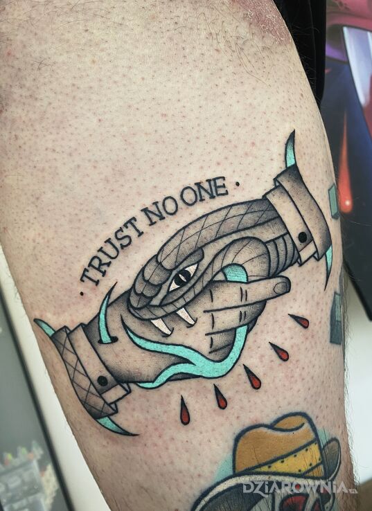 Tatuaż oldschool trust no one w motywie mroczne i stylu minimalistyczne na bicepsie