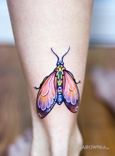 Tatuaż kolorowy motyl w motywie motyle na nodze