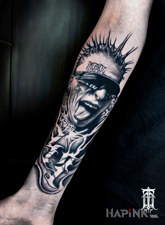 Tattoo Czarno-szary tatuaż pełen detali i wyjątkowego charakteru in faces motif and realistic style on the forearm