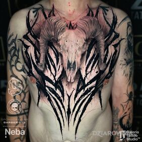 Tatuaż Czarne ornamenty na brzuchu motyw: czaszki styl: blackwork / blackout