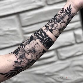 Tatuaż Kwiaty dookoła opaski na przedramieniu motyw: kwiaty styl: dotwork