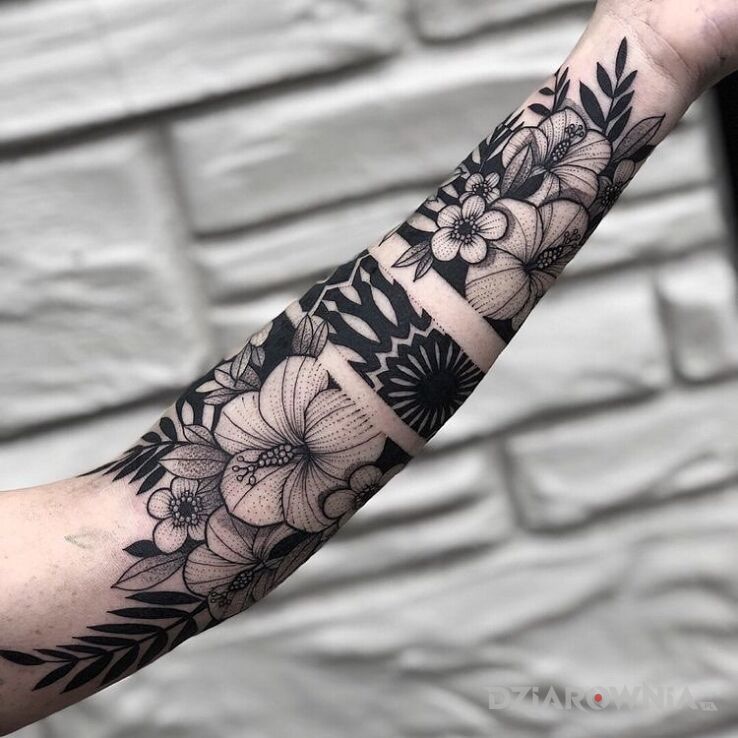 Tatuaż kwiaty dookoła opaski w motywie czarno-szare i stylu dotwork na ręce