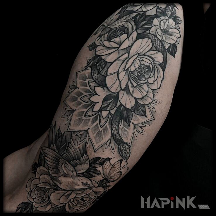 Tattoo Róże wkomponowane w mandalę in flowers motif and graphic / illustrative style on the thigh