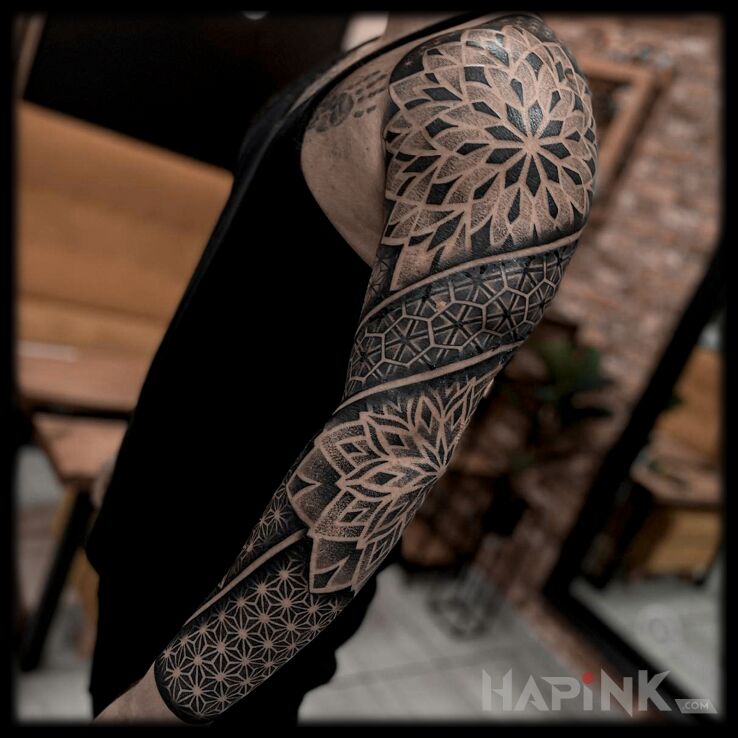 Tattoo Cała ręka w geometrii in black and gray motif and dotwork style on the upper arm