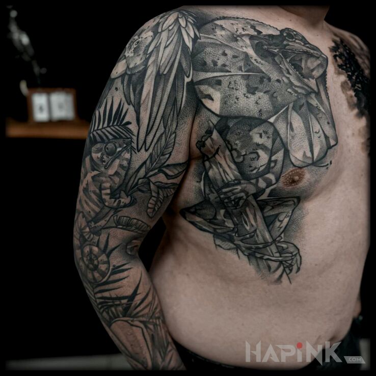 Tattoo Jaszczury in animals motif and realistic style on the shoulder