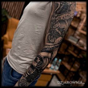 Tatuaż Miłość do jazdy na motorze na ramieniu motyw: rękawy styl: realistyczne