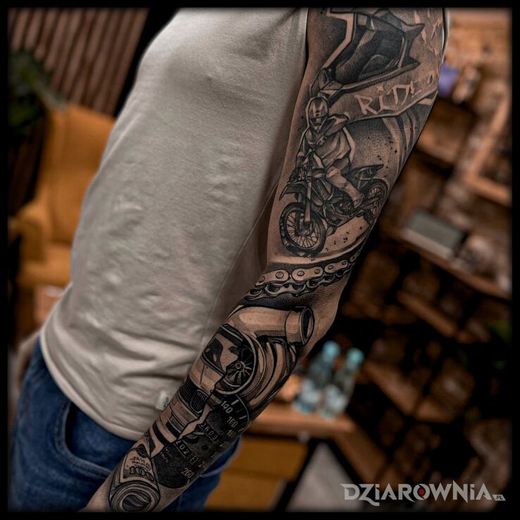 Tatuaż matu-tattoo w motywie czarno-szare na bicepsie