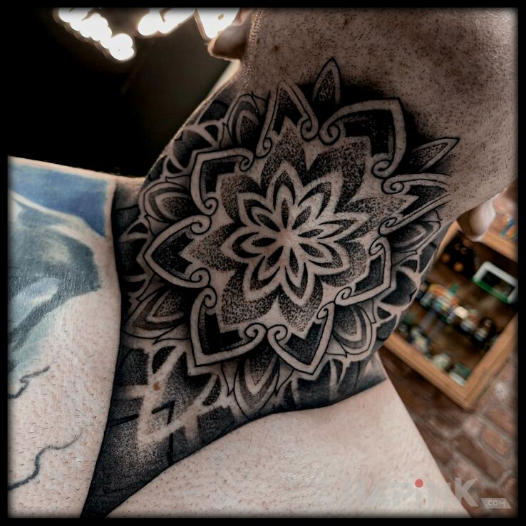 Tattoo Gardło tłem dla mandali in mandalas motif and dotwork style on the neck