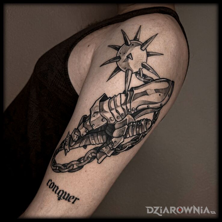 Tatuaż matu-tattoo w motywie czarno-szare na barku