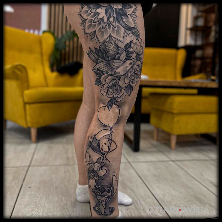 Tatuaż matu-tattoo w motywie czarno-szare na udzie