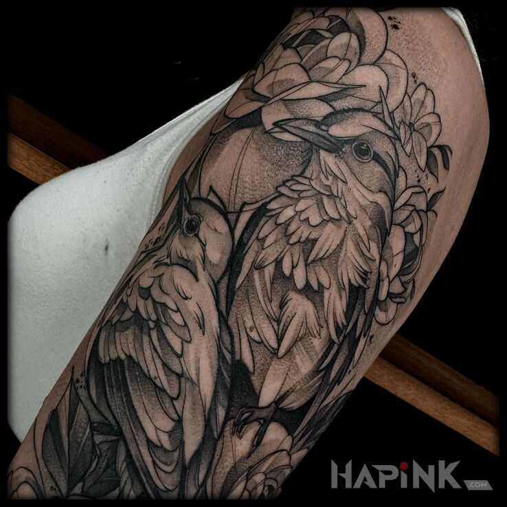 Tattoo Dwie ptaszyny in black and gray motif and dotwork style on the shoulder