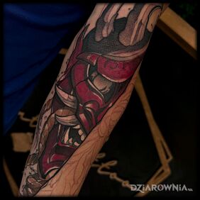 Tatuaż Czerwona japońska maska na przedramieniu motyw: kolorowe styl: japońskie / irezumi