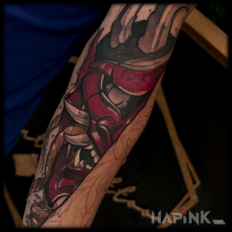 Tattoo Czerwona japońska maska in demons motif and graphic / illustrative style on the forearm