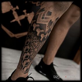 Tatuaż Geometryczne klocki na piszczeli motyw: czarno-szare styl: geometryczne