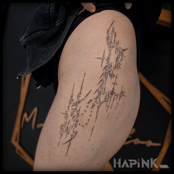 Tattoo Neotribalowa wrzutka z boku uda in black and gray motif and neo tribal style on the thigh