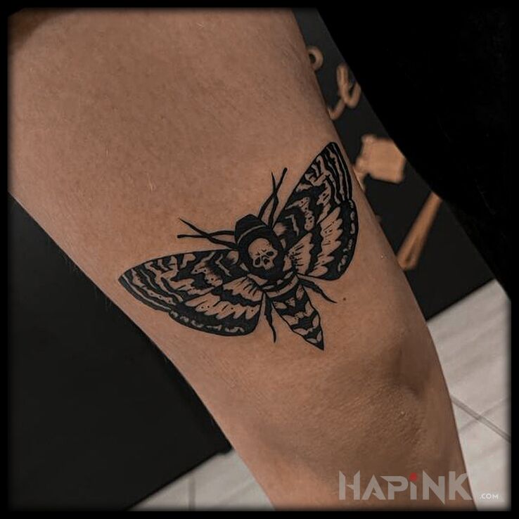Tattoo Cykada in black and gray motif and graphic / illustrative style on the thigh