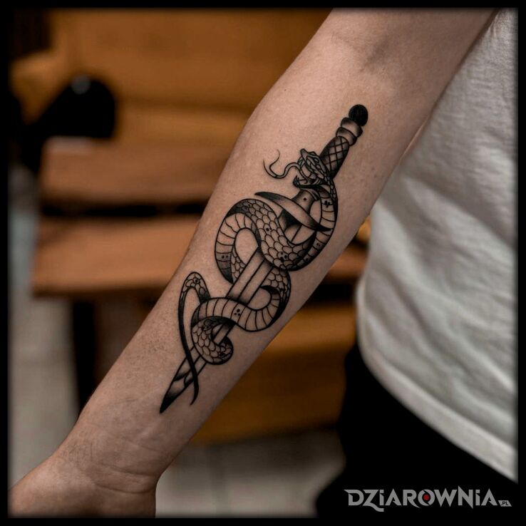 Tatuaż matu-tattoo w motywie czarno-szare i stylu oldschool na przedramieniu