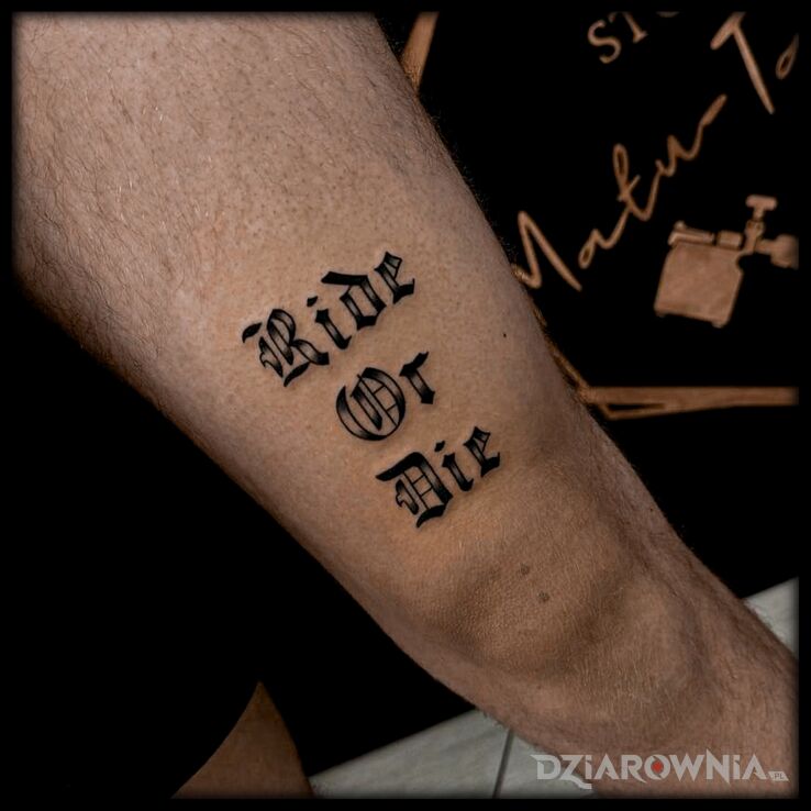 Tatuaż matu-tattoo w motywie dark lettering na udzie