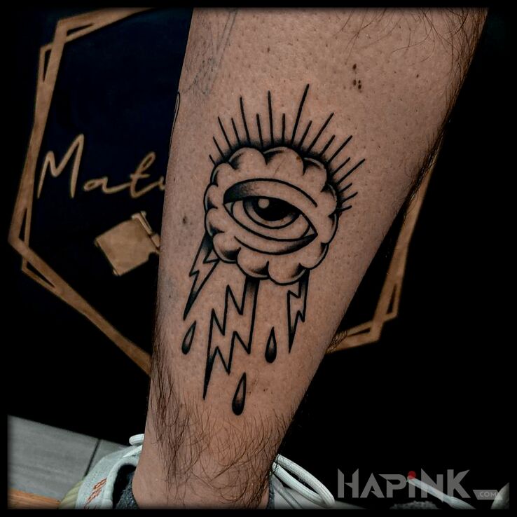 Tattoo Chmurzaste oko in religious motif and contour / linework style on the calf