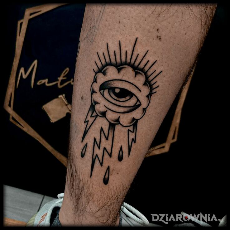 Tatuaż matu-tattoo w motywie czarno-szare na łydce