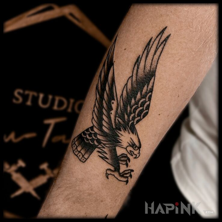 Tattoo Tradycyjny orzeł in black and gray motif and oldschool style on the upper arm