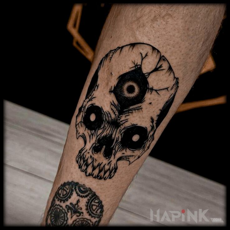 Tattoo Trójoka czacha in fantasy motif and graphic / illustrative style on the calf