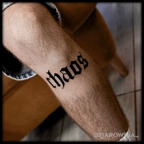 Tatuaż Chaos na piszczeli motyw: czarno-szare styl: blackwork / blackout