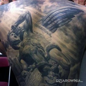 Tatuaż Anioł i wąż na plecach motyw: anioły styl: realistyczne