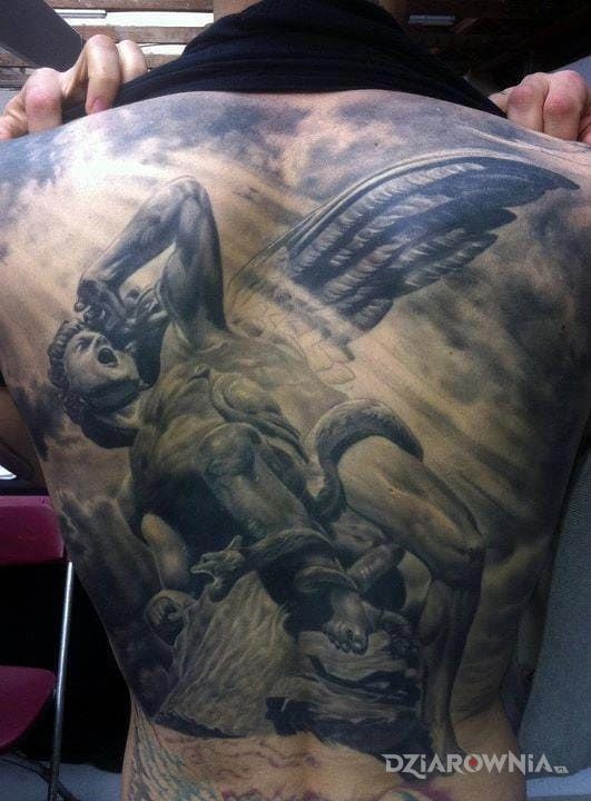 Tatuaż anioł i wąż w motywie anioły i stylu realistyczne na plecach