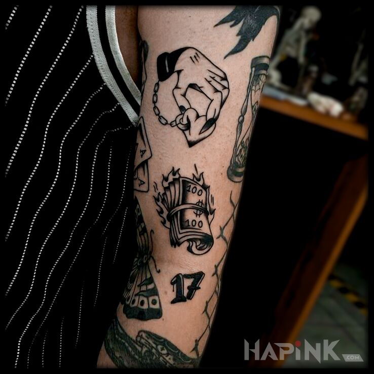 Tattoo Tradycyjne wrzutki in black and gray motif and oldschool style On the arm