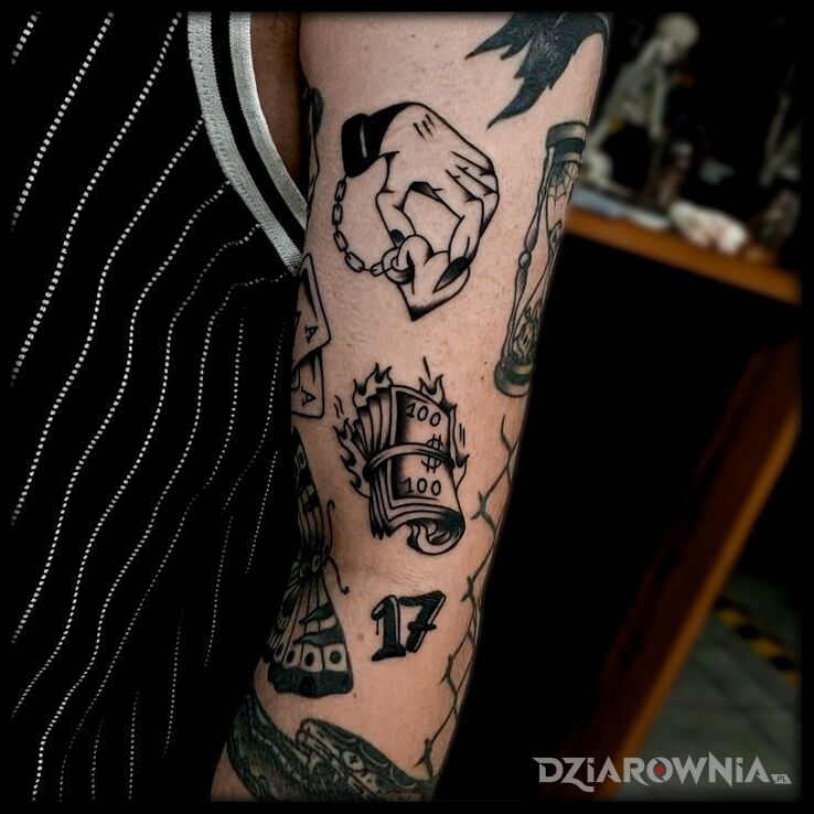 Tatuaż matu-tattoo w motywie czarno-szare i stylu oldschool na ramieniu