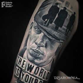 Tatuaż John Shelby Peaky Blinders Tattoo na udzie motyw: czarno-szare styl: realistyczne