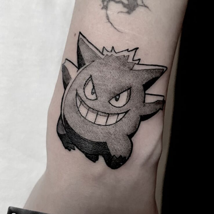 Tatuaż  na przedramieniu gengar szpaku pokemon w motywie czarno-szare i stylu kreskówkowe / komiksowe na przedramieniu