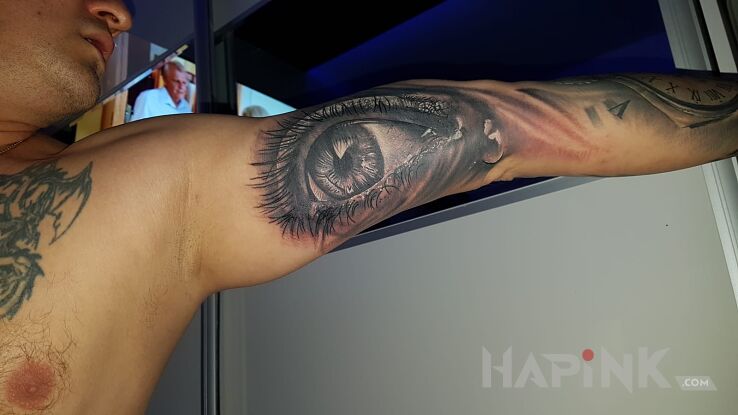 Tattoo Oko in 3D motif and realistic style on the upper arm
