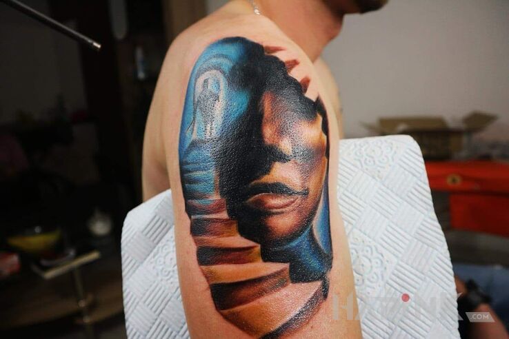 Tattoo Twarz kobiety in characters motif on the upper arm