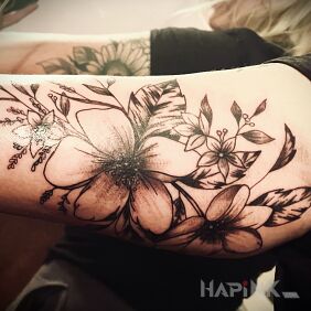 Tattoo Graphic Flowers on the bicep motif: floral style: graphic / illustrative