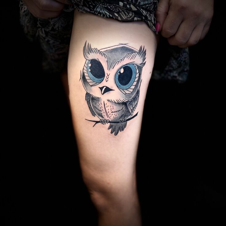 Tattoo Sowa in animals motif and graphic / illustrative style on the thigh