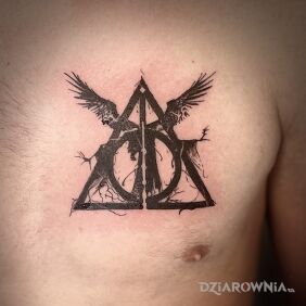 Tatuaż HARRY POTER INSIGNIA ŚMIERCI na klatce motyw: czarno-szare styl: graficzne / ilustracyjne