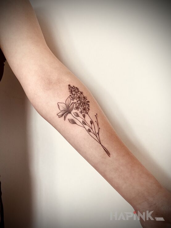 Tattoo BOUQUET in flowers motif and graphic / illustrative style on the forearm