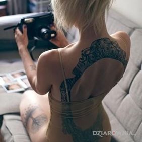 Tatuaż Pani fotograf na plecach motyw: seksowne