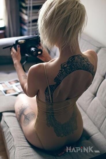 Tattoo Pani fotograf in sexy motif on the back