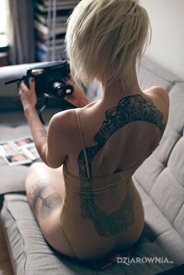Tatuaż pani fotograf w motywie seksowne na plecach