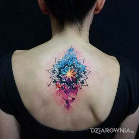 Tatuaż Jaskrawa mandala na plecach motyw: mandale styl: watercolor