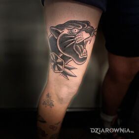 Tatuaż CZARNA PANTERA na nodze motyw: czarno-szare styl: oldschool