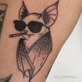 Tatuaż FLASH NIETOPERZ na ręce motyw: śmieszne styl: dotwork