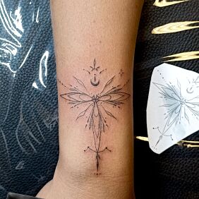 Tattoo FINELINE On the arm motif: other style: contour / linework