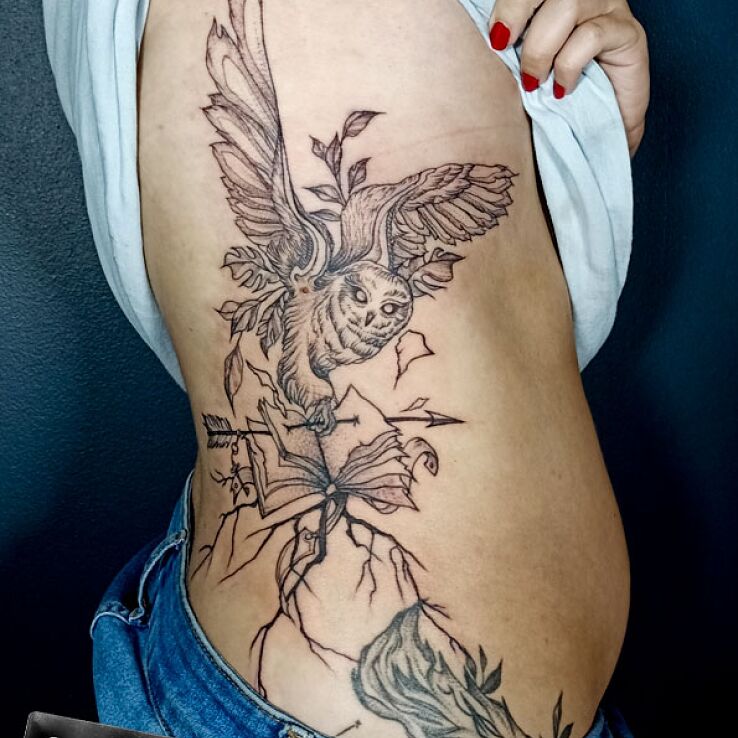 Tatuaż  kobiecy sowa korzenie w motywie natura i stylu kontury / linework na żebrach